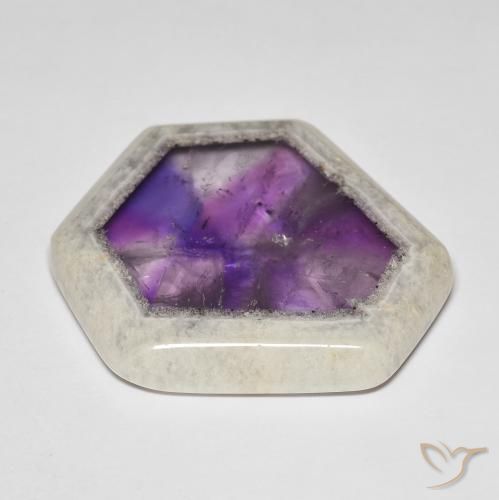 Fatia de geodo de ametista multicolorido natural 66,39ct, forma extravagante, transparente