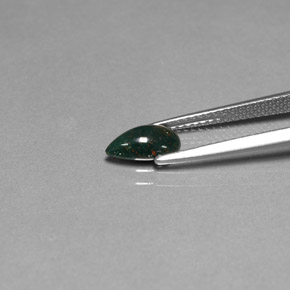 Pedra de sangue verde natural 0,72ct, formato de pêra, opaco
