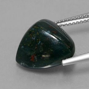 Pedra de sangue verde natural 7,65ct, trillion, opaco