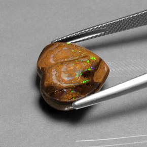 Opala boulder multicolorido natural 10,28ct, formato de coração, opaco