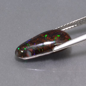 Opala boulder multicolorido natural 4,97ct, forma extravagante, opaco