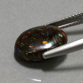 Opala boulder multicolorido natural 6,61ct, corte oval, opaco