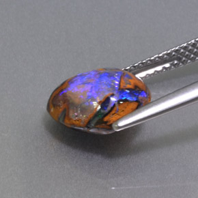 Opala boulder multicolorido natural 2,57ct, forma extravagante, opaco