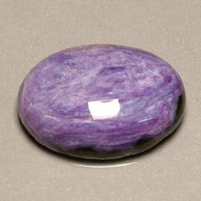 Charoíta violeta natural 9,97ct, corte oval, opaco