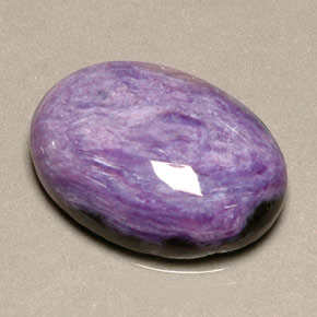 Charoíta violeta natural 9,97ct, corte oval, opaco