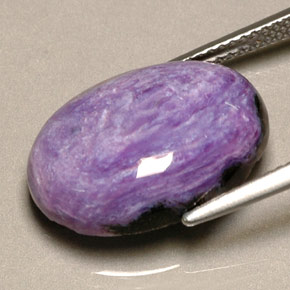 Charoíta violeta natural 9,97ct, corte oval, opaco