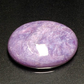 Charoíta violeta natural 8,22ct, corte oval, opaco