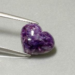 Charoíta violeta natural 5,06ct, formato de coração, opaco