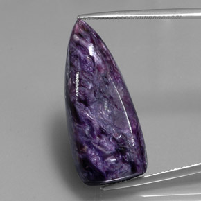 Charoíta violeta natural 27,21ct, forma extravagante, opaco