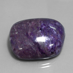 Charoíta violeta natural 82,05ct, forma extravagante, opaco