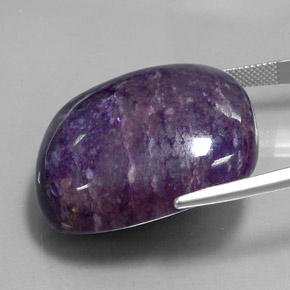 Charoíta violeta natural 82,05ct, forma extravagante, opaco