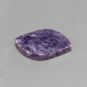 Charoíta violeta natural 9,50ct, forma extravagante, opaco