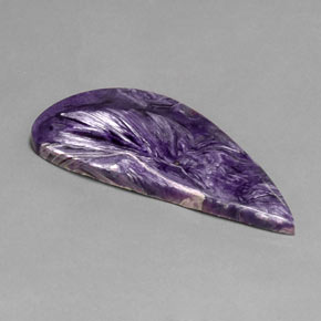 Charoíta violeta natural 40,30ct, forma extravagante, opaco