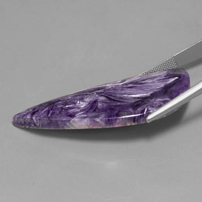 Charoíta violeta natural 40,30ct, forma extravagante, opaco