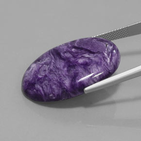 Charoíta violeta natural 28,09ct, corte oval, opaco