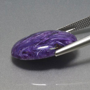 Charoíta violeta natural 14,32ct, corte oval, opaco