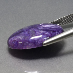 Charoíta violeta natural 15,50ct, corte oval, opaco