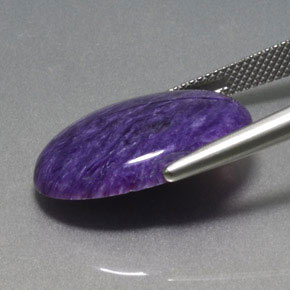Charoíta violeta natural 11,88ct, corte oval, opaco