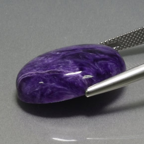 Charoíta violeta natural 17,06ct, corte oval, opaco