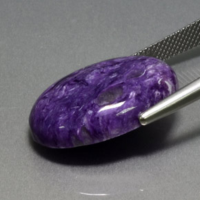 Charoíta violeta natural 15,03ct, corte oval, opaco