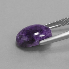Charoíta violeta natural 6,09ct, corte oval, opaco