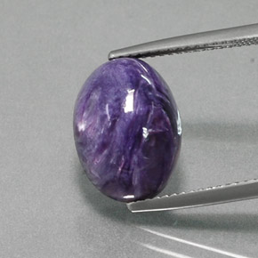 Charoíta violeta natural 6,21ct, corte oval, opaco