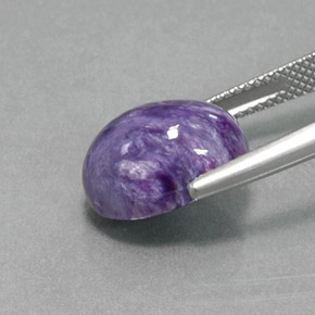 Charoíta violeta natural 6,21ct, corte oval, opaco