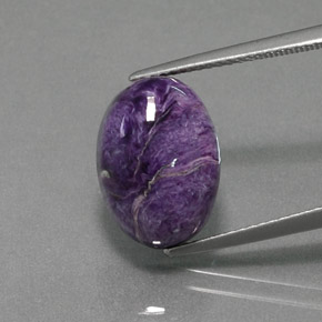 Charoíta violeta natural 7,53ct, corte oval, opaco