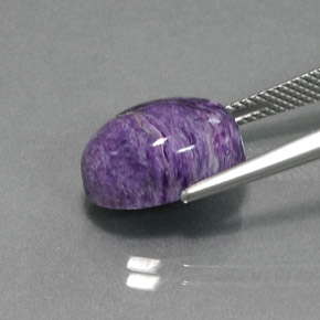 Charoíta violeta natural 7,53ct, corte oval, opaco