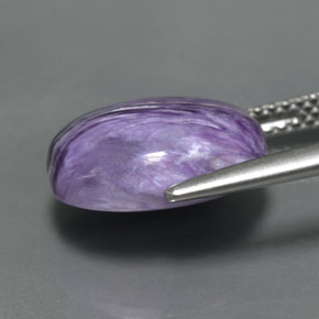 Charoíta violeta natural 5,26ct, corte oval, opaco