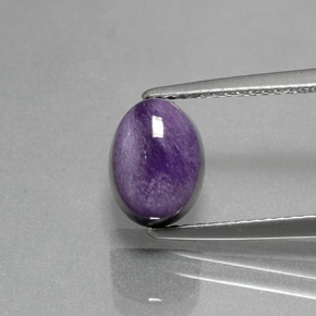 Charoíta violeta natural 2,51ct, corte oval, opaco