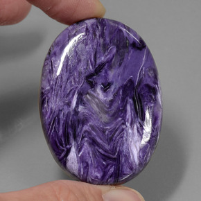Charoíta violeta natural 84,76ct, corte oval, opaco
