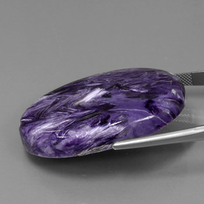 Charoíta violeta natural 84,76ct, corte oval, opaco
