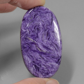Charoíta violeta natural 52,34ct, corte oval, opaco