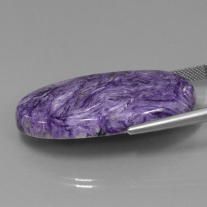 Charoíta violeta natural 52,34ct, corte oval, opaco