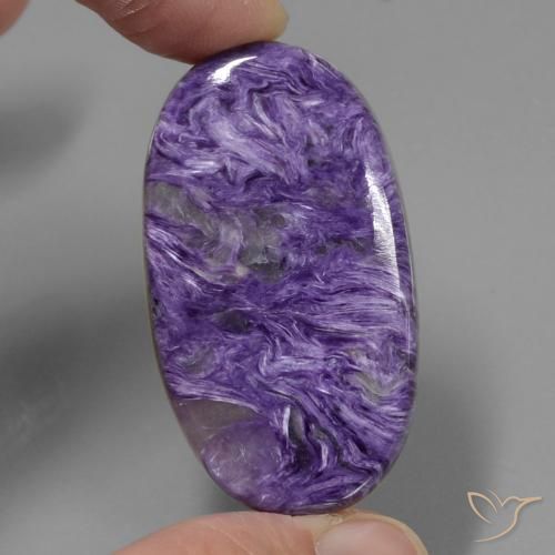 Charoíta violeta natural 50,99ct, corte oval, opaco