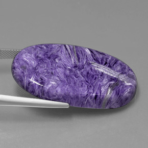 Charoíta violeta natural 53,84ct, corte oval, opaco
