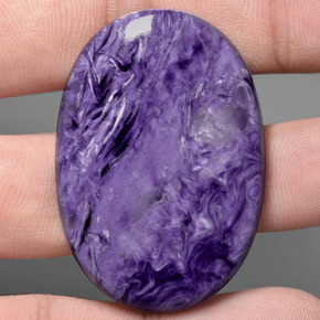 Charoíta violeta natural 84,93ct, corte oval, opaco