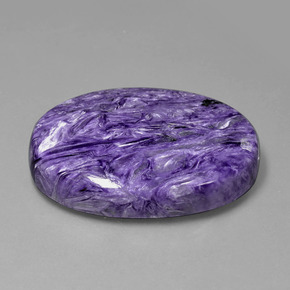 Charoíta violeta natural 107,30ct, corte oval, opaco