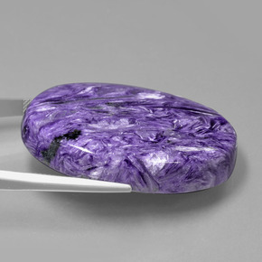 Charoíta violeta natural 107,30ct, corte oval, opaco