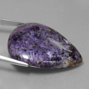 Charoíta violeta natural 67,98ct, formato de pêra, opaco