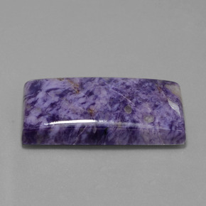 Charoíta violeta natural 67,35ct, baguete, opaco