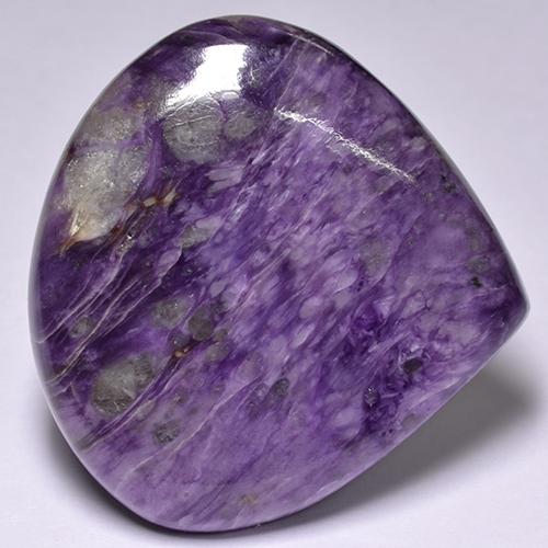 Charoíta violeta profundo natural 56,84ct, formato de pêra, opaco