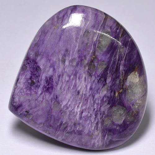 Charoíta violeta profundo natural 56,84ct, formato de pêra, opaco