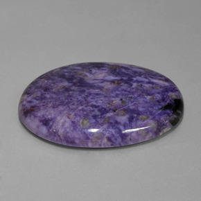 Charoíta violeta natural 108,93ct, corte oval, opaco