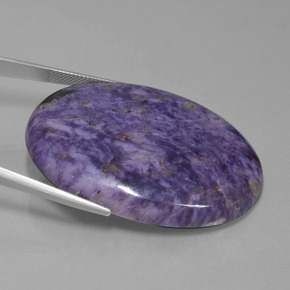 Charoíta violeta natural 108,93ct, corte oval, opaco