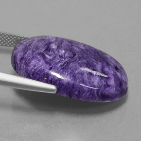 Charoíta violeta natural 19,61ct, corte oval, opaco