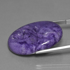 Charoíta violeta natural 30,48ct, corte oval, opaco
