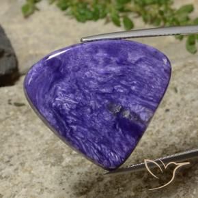 Charoíta violeta médio natural 31,11ct, formato de pêra, opaco