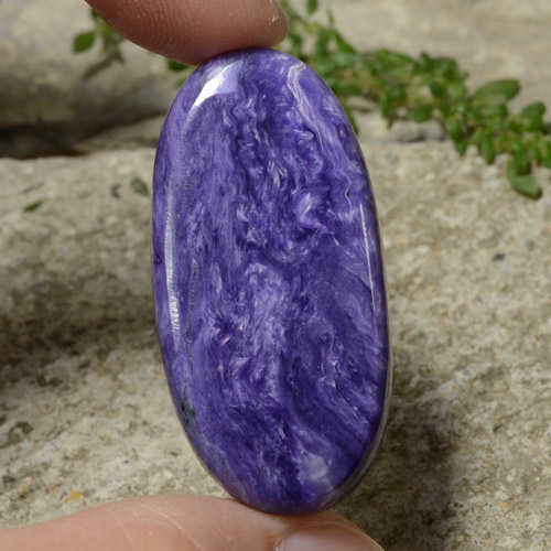 Charoíta violeta natural 35,71ct, corte oval, opaco